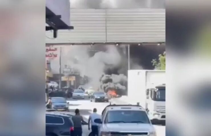همزمان با ادامه محاصره شهر عناتا و اردگاه شعفاط جوانان فلسطین با آتش زدن لاستیک مانع از تردد خودروهای نظامیان صهیونیستی از ورودی شهرک العیزریه شدند.