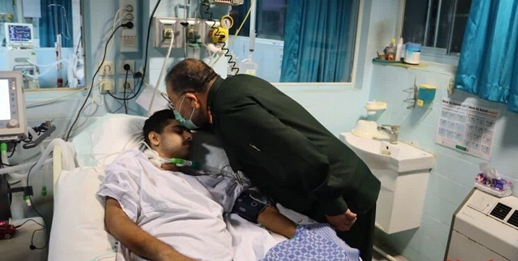 هدیه رهبر انقلاب به بسیجی آسیبدیده در اغتشاشات اخیر + تصاویر هدیه رهبر انقلاب به بسیجی آسیبدیده در اغتشاشات اخیر + تصاویر