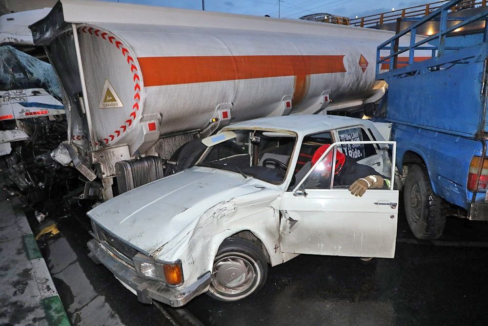 تصادف زنجیره ای زیر پل میدان جهاد مشهد + تصاویر