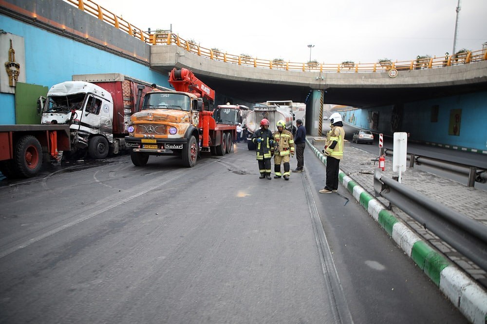 تصادف زنجیره ای زیر پل میدان جهاد مشهد + تصاویر