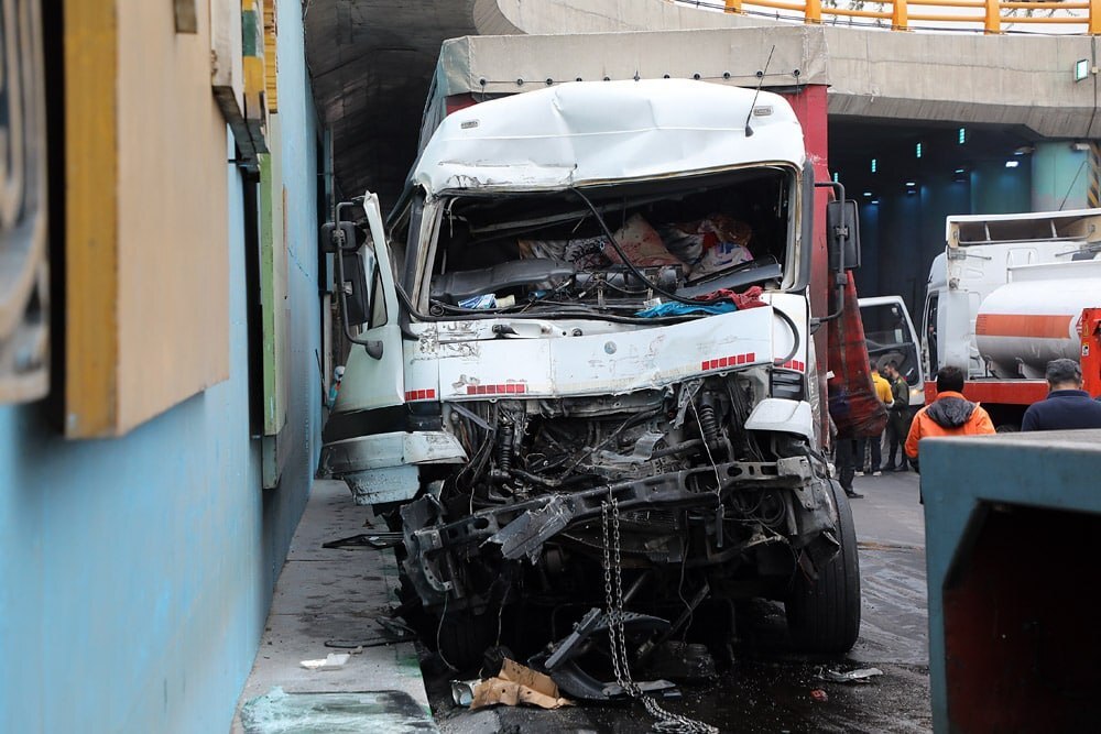 تصادف زنجیره ای زیر پل میدان جهاد مشهد + تصاویر