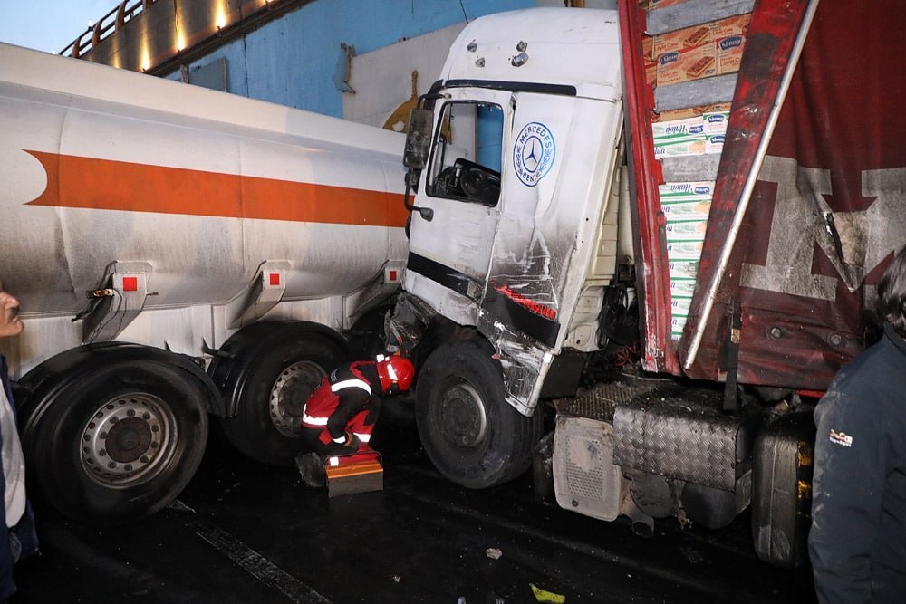 تصادف زنجیره ای زیر پل میدان جهاد مشهد + تصاویر