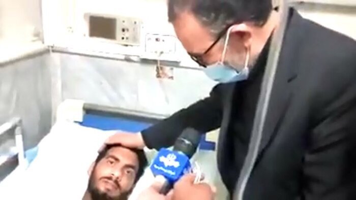 استاندار خراسان رضوی از مامور انتظامی مجروح شده در اغتشاشات اخیر عیادت کرد+ عکس استاندار خراسان رضوی از مامور انتظامی مجروح شده در اغتشاشات اخیر عیادت کرد+ عکس
