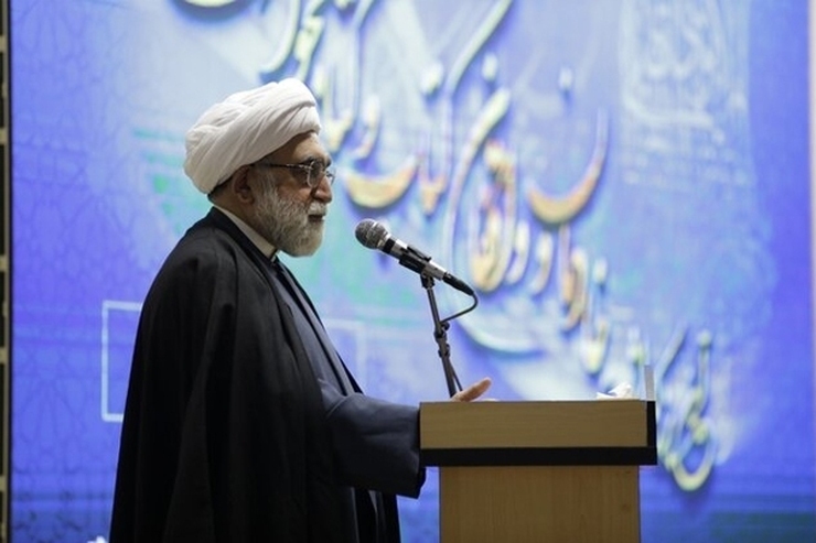 حجت الاسلام والمسلمین مروی تولیت آستان قدس رضوی در یادواره شهدای قوچان گفت: دشمن با هجمه‌های رسانه‌ای تلاش می‌کند فضا را برای تشخیص حق غبارآلود و دشوار کند، در چنین شرایطی اگر انسان حق را نشناسد ممکن است در دام دشمن و انحرافات گرفتار شود.
