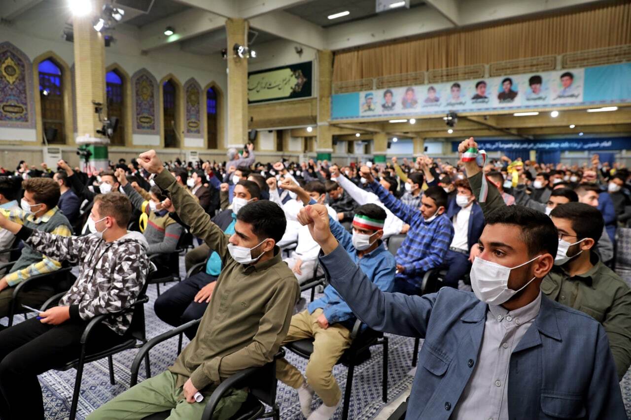 دیدار جمعی از دانشآموزان سراسر کشور با رهبر انقلاب دیدار جمعی از دانشآموزان سراسر کشور با رهبر انقلاب