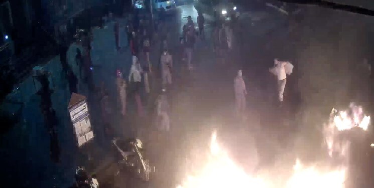 لحظه نجات جان یک اغتشاشگر توسط بسیجیان در قرچک | کوکتل مولوتوف قبل از پرتاب منفجر شد + فیلم و تصاویر لحظه نجات جان یک اغتشاشگر توسط بسیجیان در قرچک | کوکتل مولوتوف قبل از پرتاب منفجر شد + فیلم و تصاویر