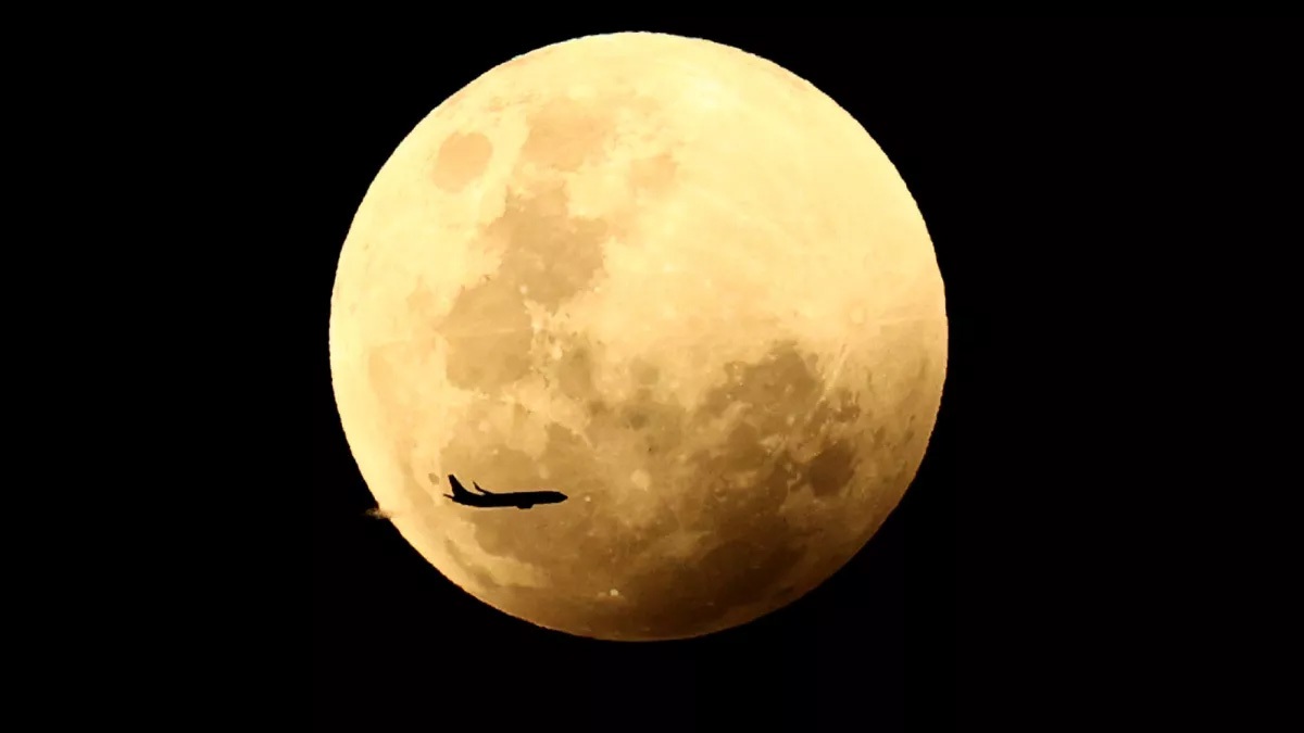 تصاویری از ماه‌گرفتگی شب گذشته (۱۷ آبان ۱۴۰۱) در سراسر دنیا | ماه خون