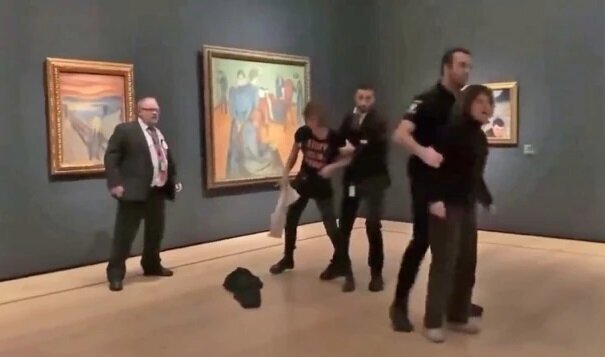 دو معترض محیط زیست به تابلوی «جیغ» حمله کردند دو معترض محیط زیست به تابلوی «جیغ» حمله کردند