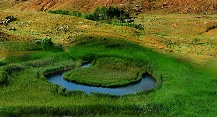 در ۳ کیلومتری شرق روستای بدرلو در تکاب، دریاچه‌ای وجود دارد که وقتی به تماشای این دریاچه می‌نشینید، پوشش سبز رنگ وسط دریاچه حرکت می‌کند.