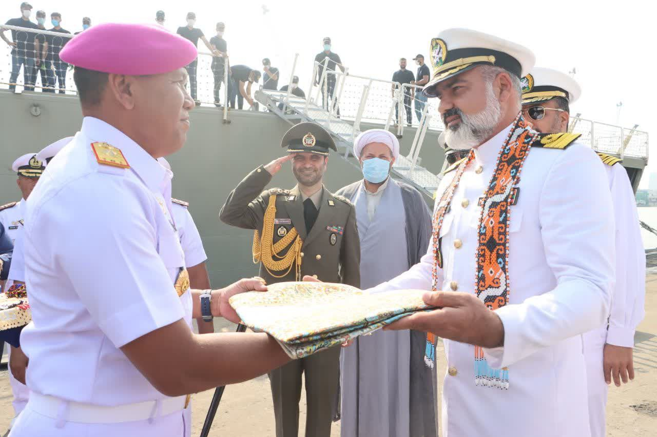 ناوگروه صلح و دوستی نیروی دریایی ارتش در اندونزی پهلو گرفت+ عکس ناوگروه صلح و دوستی نیروی دریایی ارتش در اندونزی پهلو گرفت+ عکس