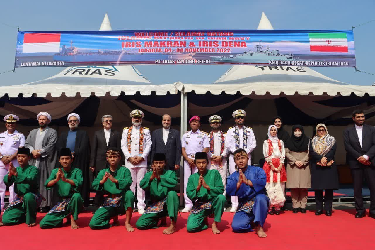 ناوگروه صلح و دوستی نیروی دریایی ارتش در اندونزی پهلو گرفت+ عکس ناوگروه صلح و دوستی نیروی دریایی ارتش در اندونزی پهلو گرفت+ عکس