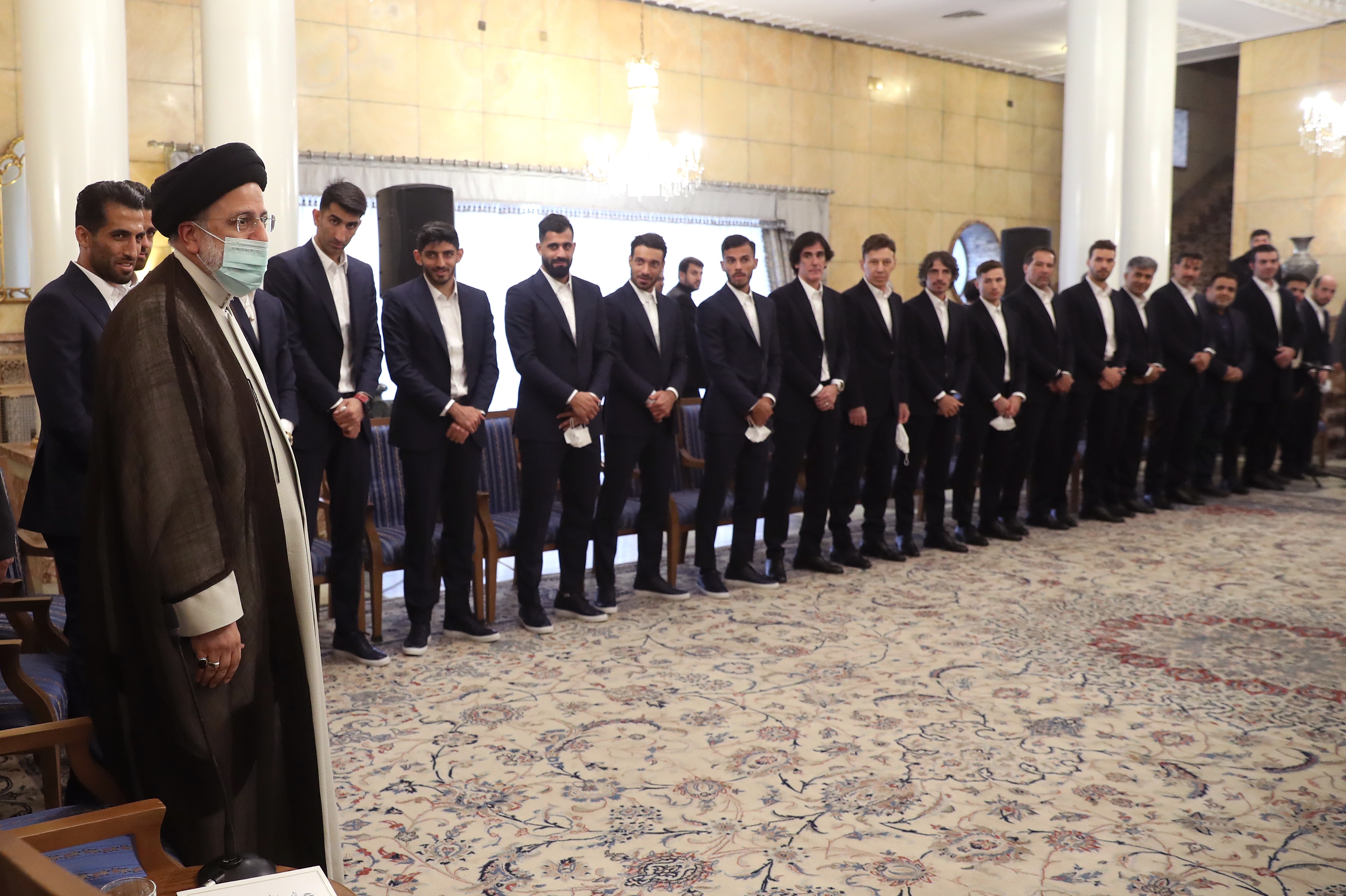 ملی‌پوشان به دیدار رئیس‌جمهور رفتند| بدرقه تیم ملی فوتبال ایران با حضور آیت‌الله رئیسی+ عکس