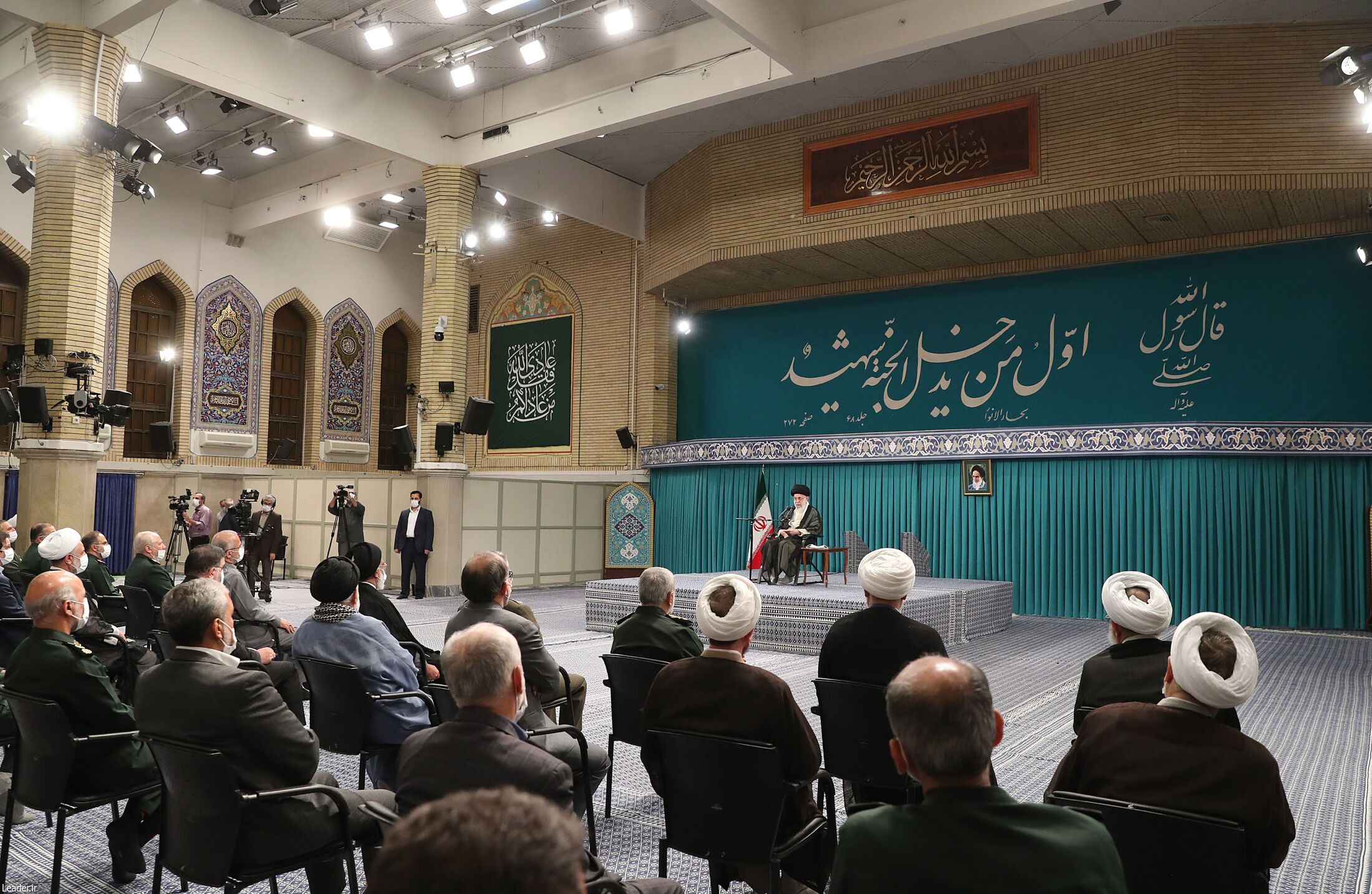 رهبر انقلاب: با زبان هنر یاد و پیام شهیدان را بیان کنید| شهیدِ امنیت جان خود را برای آسایش مردم فدا میکند+ فیلم و عکس رهبر انقلاب: با زبان هنر یاد و پیام شهیدان را بیان کنید| شهیدِ امنیت جان خود را برای آسایش مردم فدا میکند+ فیلم و عکس