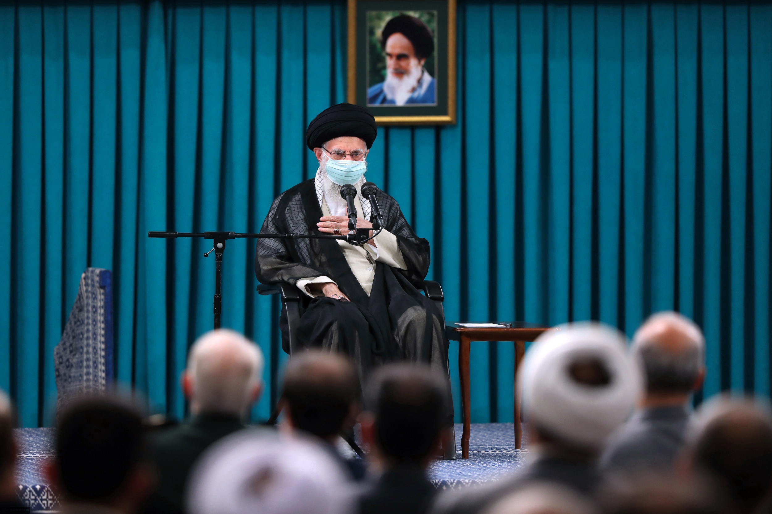 رهبر انقلاب: با زبان هنر یاد و پیام شهیدان را بیان کنید| شهیدِ امنیت جان خود را برای آسایش مردم فدا میکند+ فیلم و عکس رهبر انقلاب: با زبان هنر یاد و پیام شهیدان را بیان کنید| شهیدِ امنیت جان خود را برای آسایش مردم فدا میکند+ فیلم و عکس