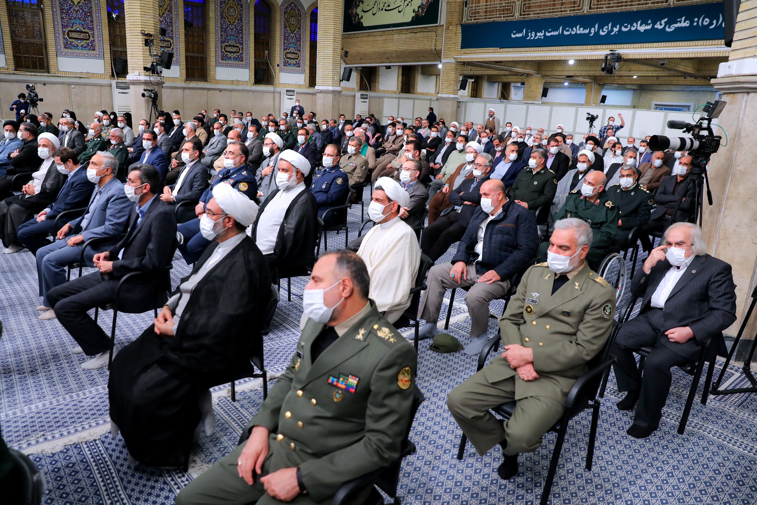 رهبر انقلاب: با زبان هنر یاد و پیام شهیدان را بیان کنید| شهیدِ امنیت جان خود را برای آسایش مردم فدا میکند+ فیلم و عکس رهبر انقلاب: با زبان هنر یاد و پیام شهیدان را بیان کنید| شهیدِ امنیت جان خود را برای آسایش مردم فدا میکند+ فیلم و عکس