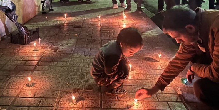 مردم مشهد در محل شهادت ۲ جوان بسیجی شمع روشن کردند+ تصاویر