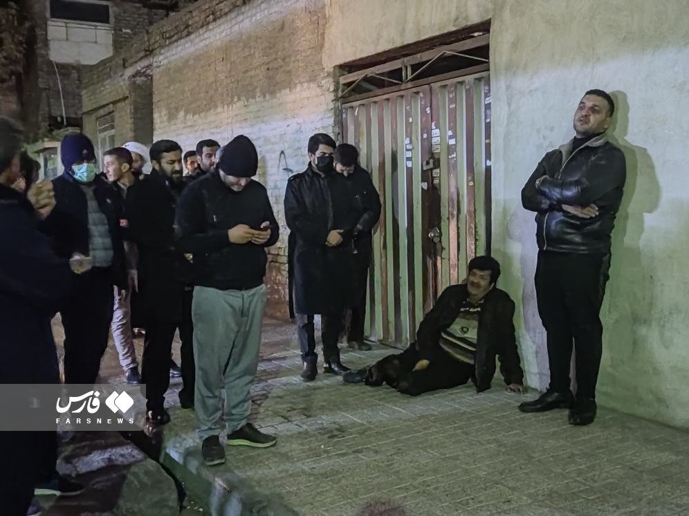 مردم مشهد در محل شهادت ۲ جوان بسیجی شمع روشن کردند+ تصاویر