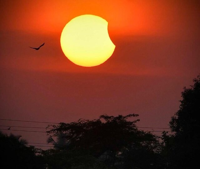 آخرین خورشید گرفتگی سال ۲۰۲۲ در سراسر جهان چگونه گذشت؟ + تصاویر آخرین خورشید گرفتگی سال ۲۰۲۲ در سراسر جهان چگونه گذشت؟ + تصاویر