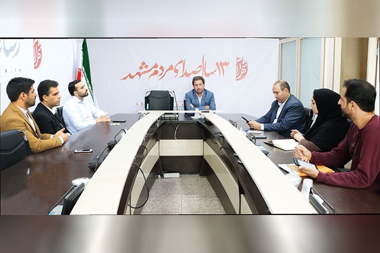 جمعیت یک میلیون و ۵۰۰ هزارنفری شان که به نام «مشهدی» شناخته می‌شود، قرابتی با شهروند مشهدی ندارد. «فرزند ناتنی» اصطلاح بهتری است برای تعریف حال و روزشان، درحالی که نام شهروند را با خود یدک می‌کشند. گاهی فاصله خانه هایشان با شهر، تنها یک خیابان است. مهاجرت کرده اند تا زندگی جدیدی بسازند، اما مُهر مهاجرت، پیشانی نوشت سیاهی شده است که هرجا بروند، از بقیه جدایشان می‌کند.