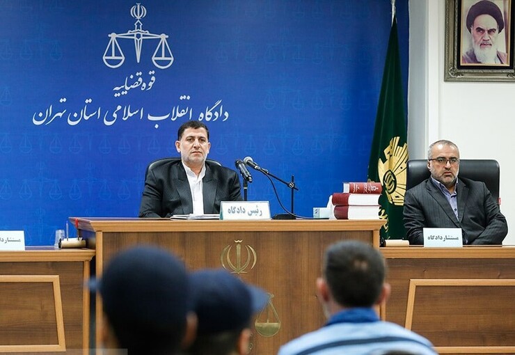دادگاه رسیدگی به پرونده یکی دیگر از اغتشاشگران با حضور قاضی عموزاد رئیس دادگاه، مستشار دادگاه، نماینده دادستان، متهم و وکیل متهم برگزار شد.
