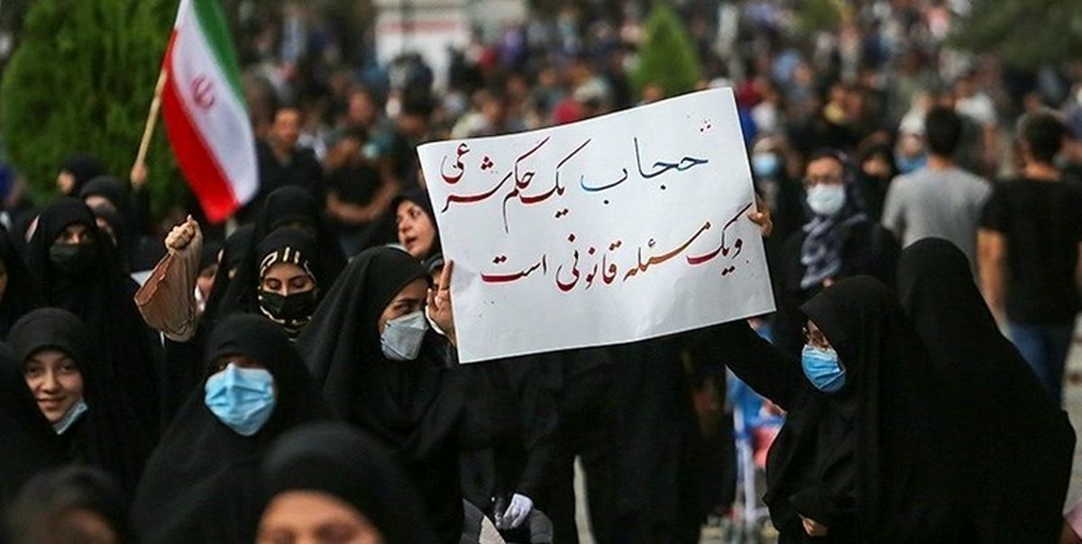 جمعی از بانوان انقلابی و دانشجویان دختر بسیجی با تحصن در حرم حضرت عبدالعظیم حسنی (ع) خواستار اجرای قانون عفاف و حجاب... در کشور شدند.