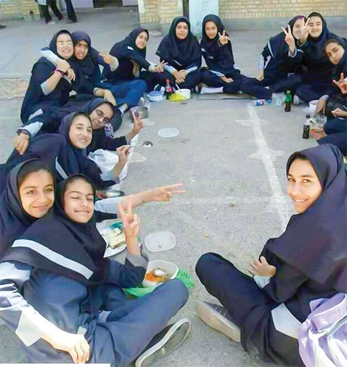 یک عصر دخترانه با رؤیای ایمیل به آقای وزیر