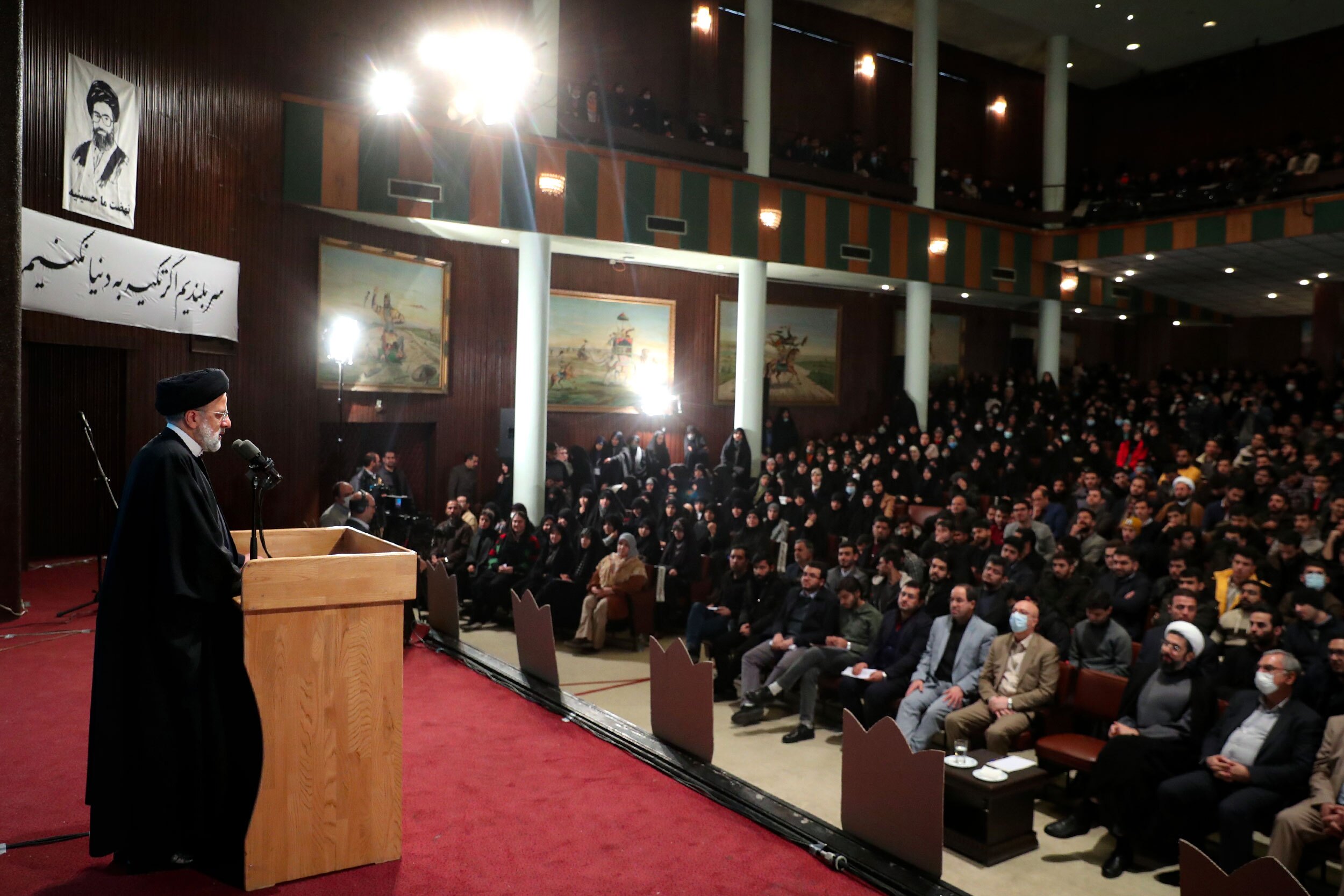رئیس‌جمهور در دانشگاه تهران: به من گفتند امروز دانشگاه نروید| دنبال گشایشم نه تعطیلی دانشگاه| اعتراضات را باید شنید+ فیلم
