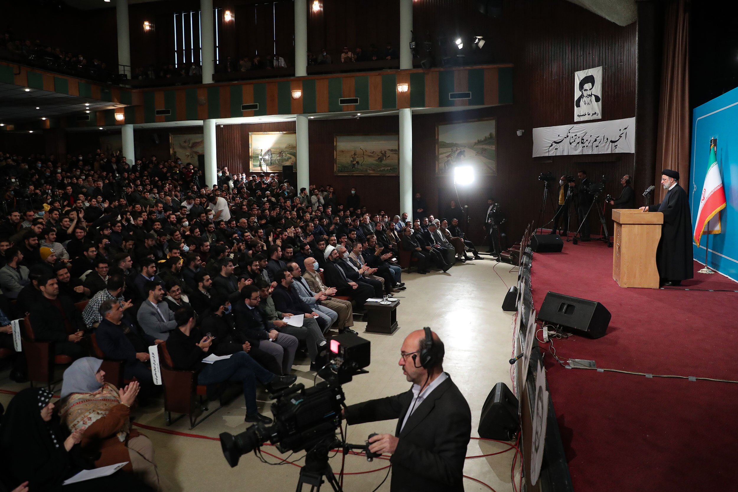 رئیس‌جمهور در دانشگاه تهران: به من گفتند امروز دانشگاه نروید| دنبال گشایشم نه تعطیلی دانشگاه| اعتراضات را باید شنید+ فیلم