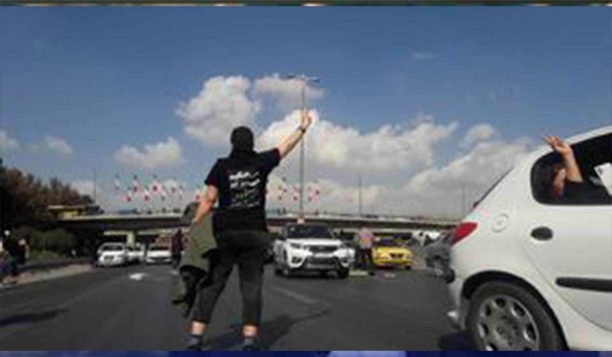 فریاد‌های «بزنش.. بزنش» و تصاویر اغتشاشگران سنگ به دست در کرج تنها بخش کوچکی از روایت ماجرای شهادت سید روح‌الله عجمیان است که در ادامه مشاهده می‌کنید.