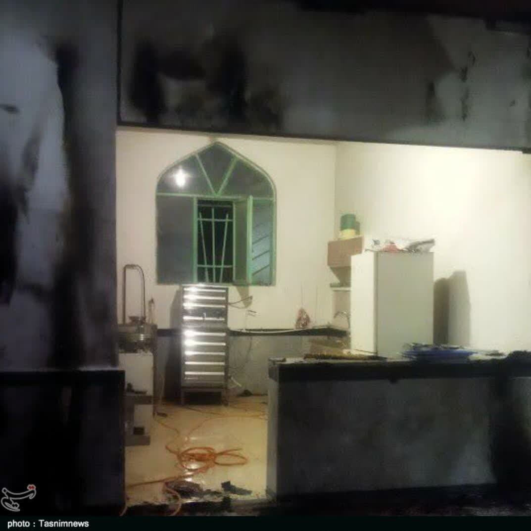 حمله اغتشاشگران با کوکتل مولوتوف به مسجد امام هادی (ع) خرم‌آباد + تصاویر