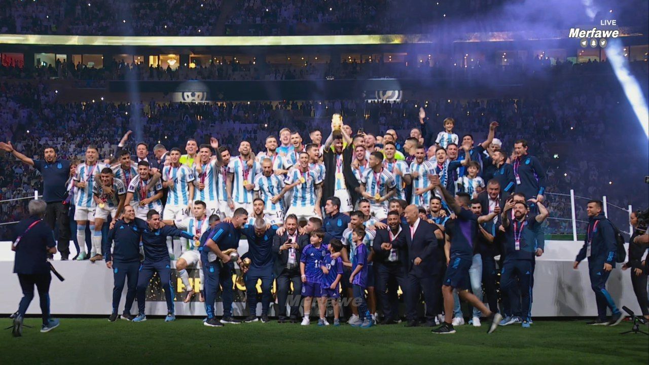 لحظه پوشیدن لباس عربی توسط مسی+ عکس