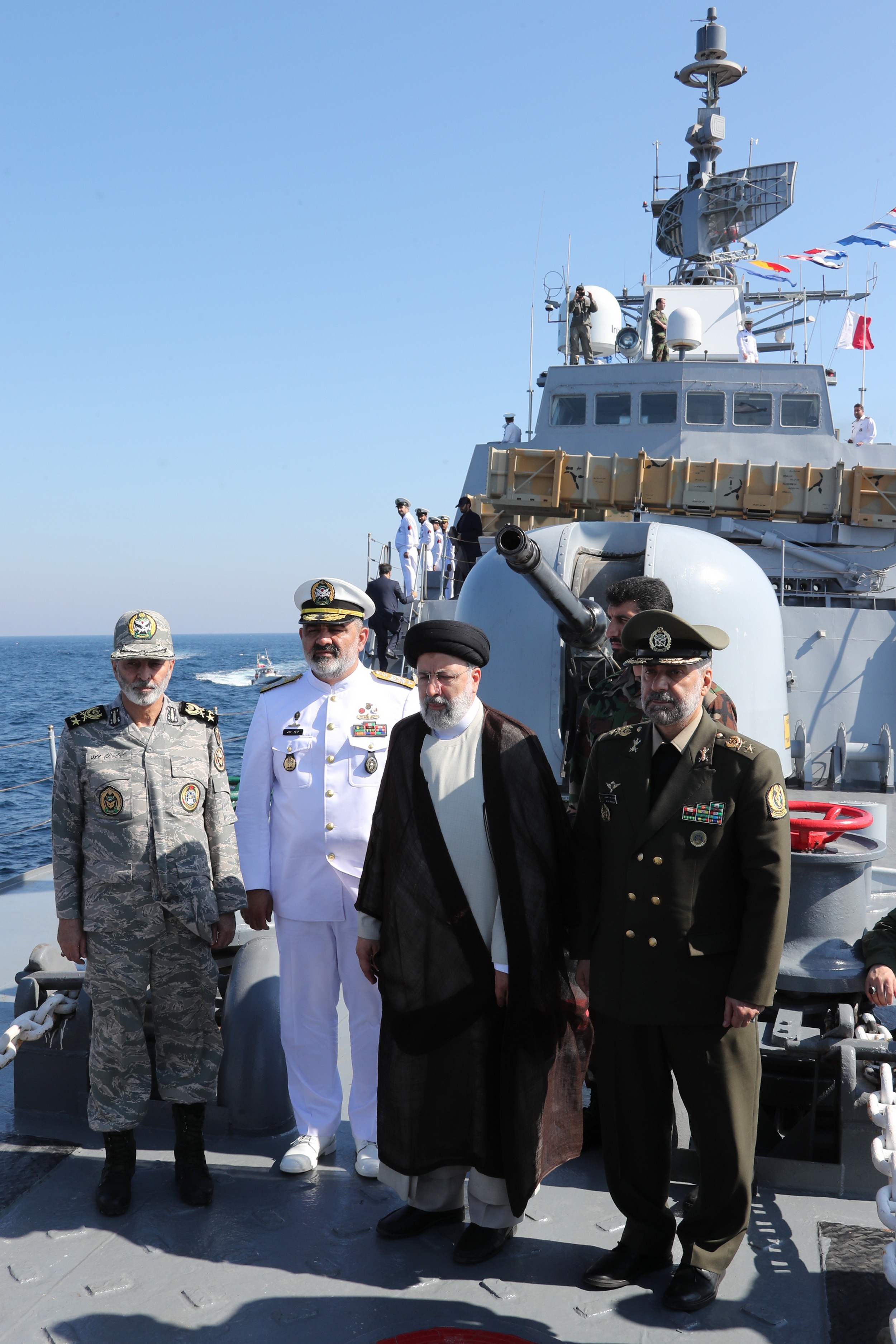 رئیس‌جمهور از رژه یگان‌های نمونه نیروی دریایی ارتش بازدید کرد+ عکس