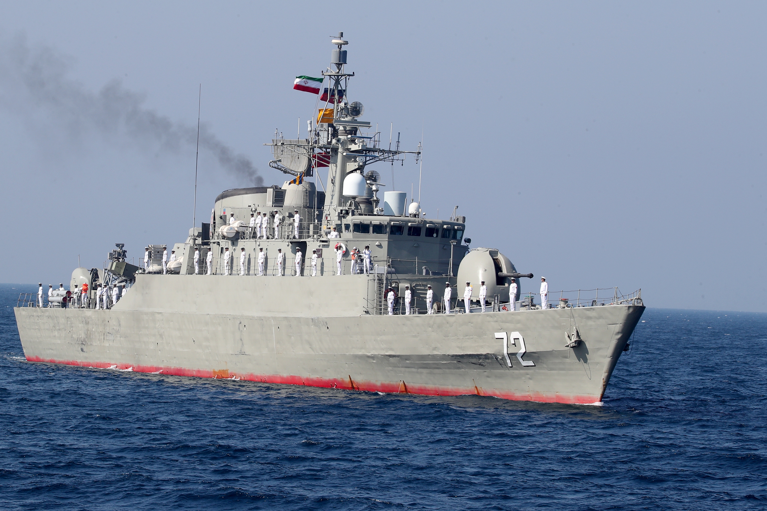 رئیس‌جمهور از رژه یگان‌های نمونه نیروی دریایی ارتش بازدید کرد+ عکس