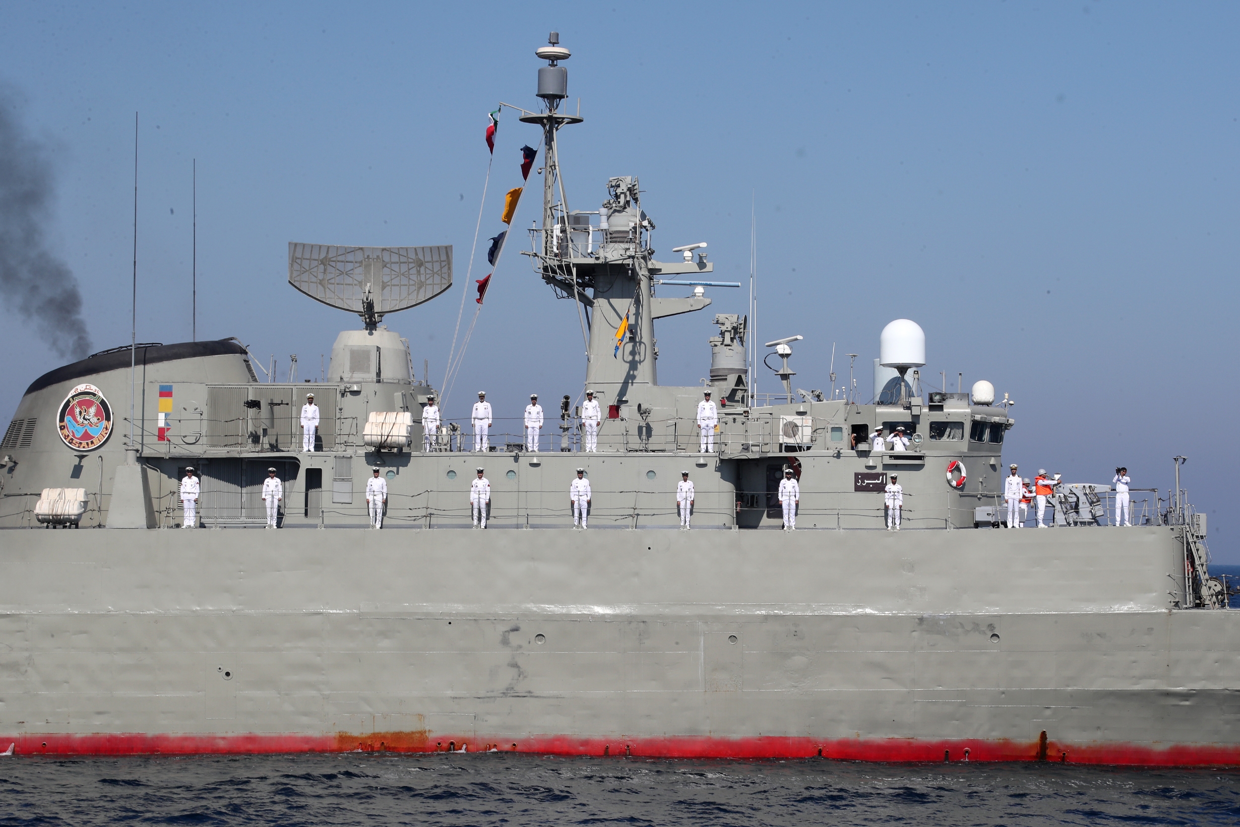 رئیس‌جمهور از رژه یگان‌های نمونه نیروی دریایی ارتش بازدید کرد+ عکس