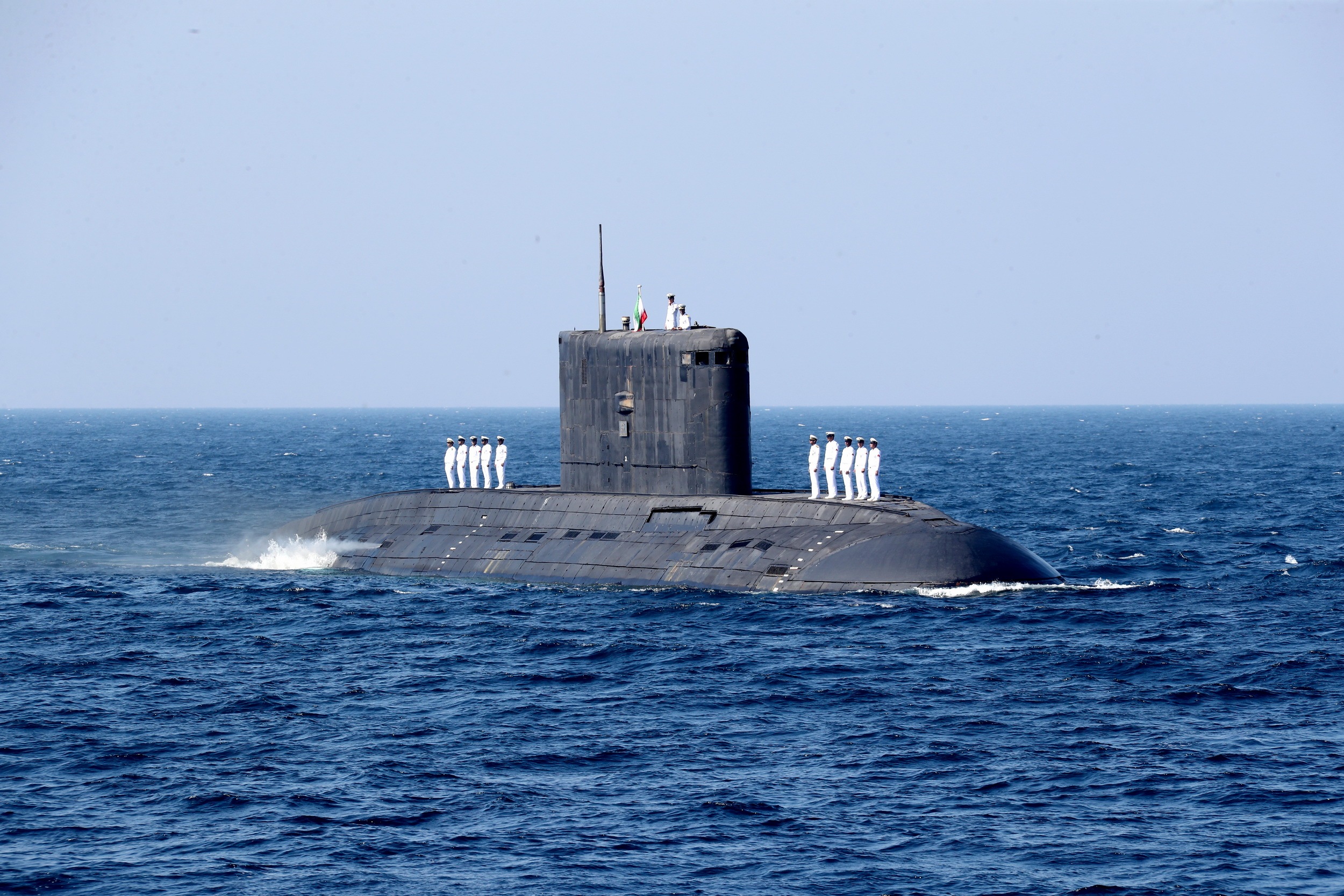 رئیس‌جمهور از رژه یگان‌های نمونه نیروی دریایی ارتش بازدید کرد+ عکس