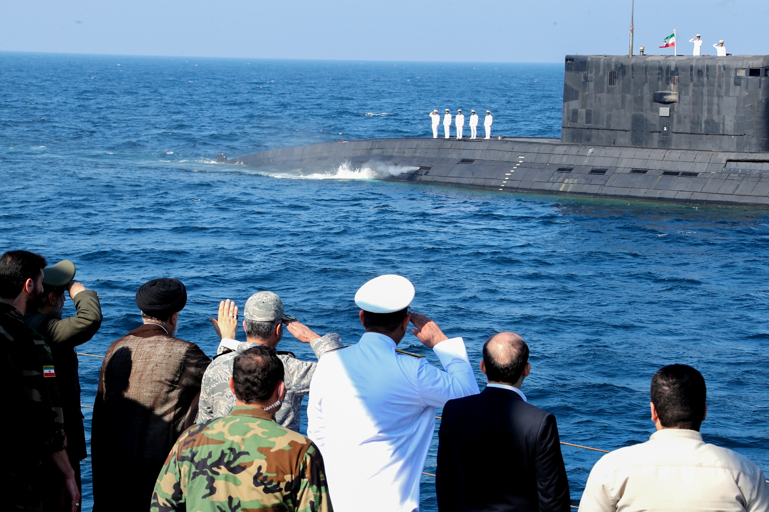 رئیس‌جمهور از رژه یگان‌های نمونه نیروی دریایی ارتش بازدید کرد+ عکس