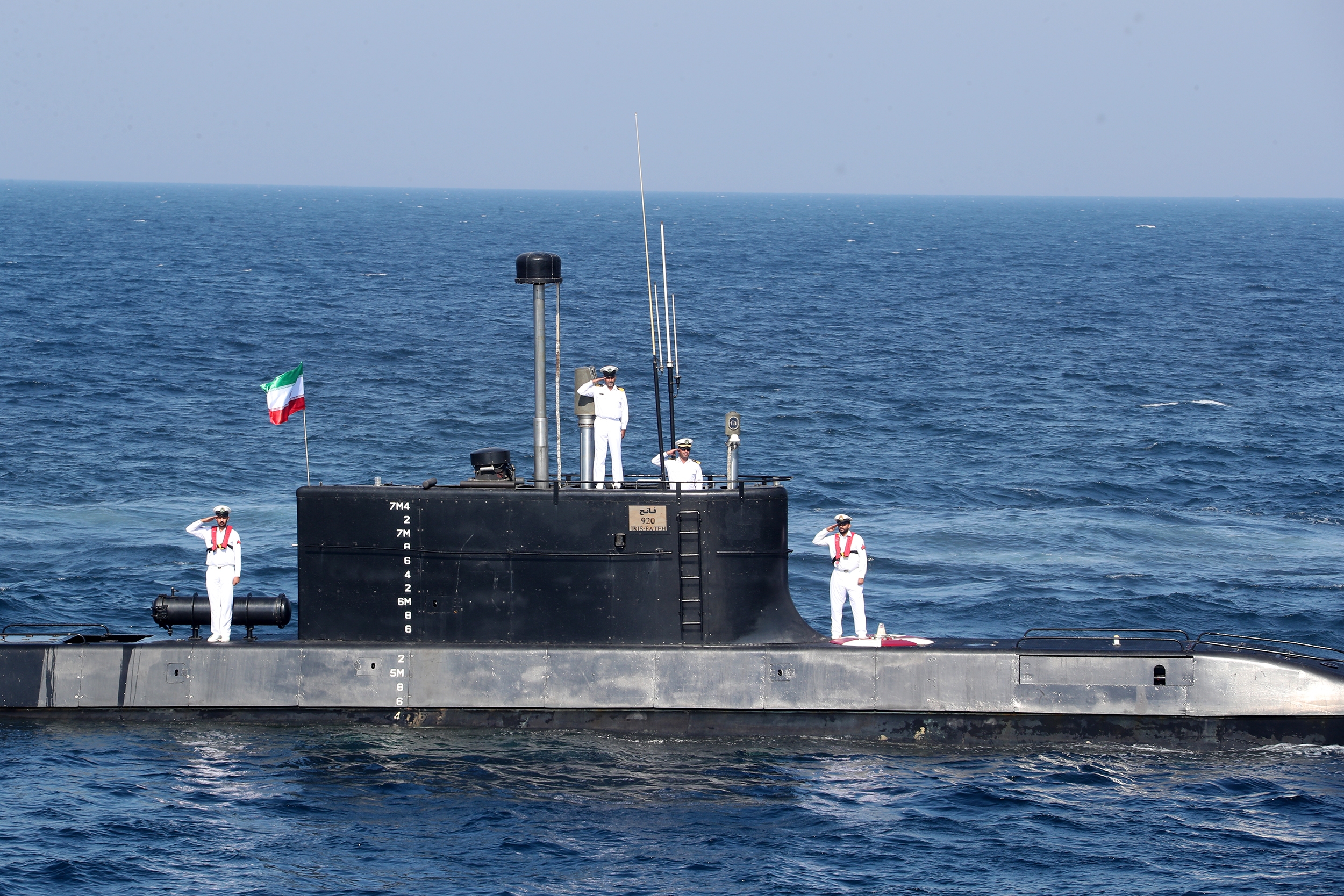 رئیس‌جمهور از رژه یگان‌های نمونه نیروی دریایی ارتش بازدید کرد+ عکس