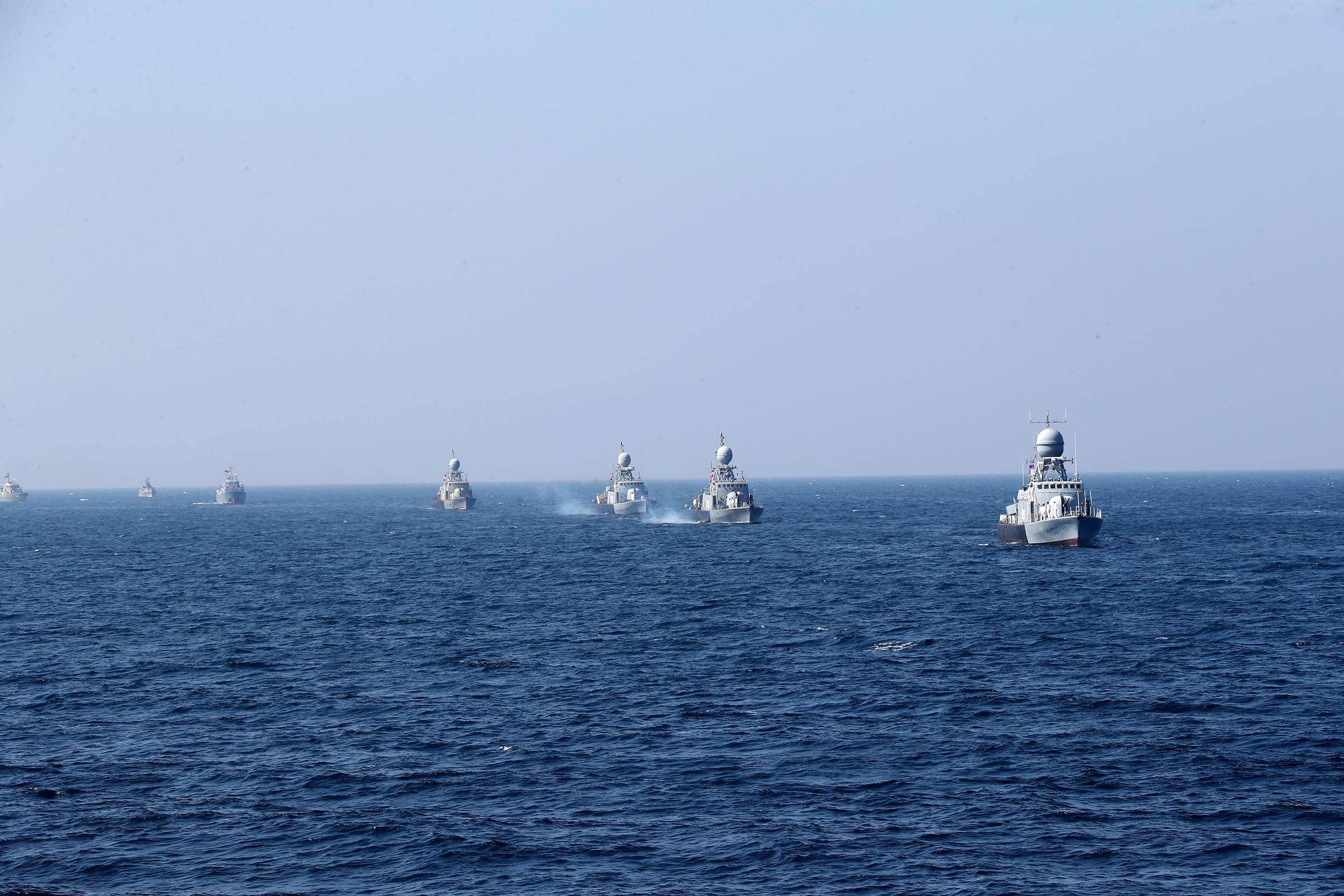 رئیس‌جمهور از رژه یگان‌های نمونه نیروی دریایی ارتش بازدید کرد+ عکس