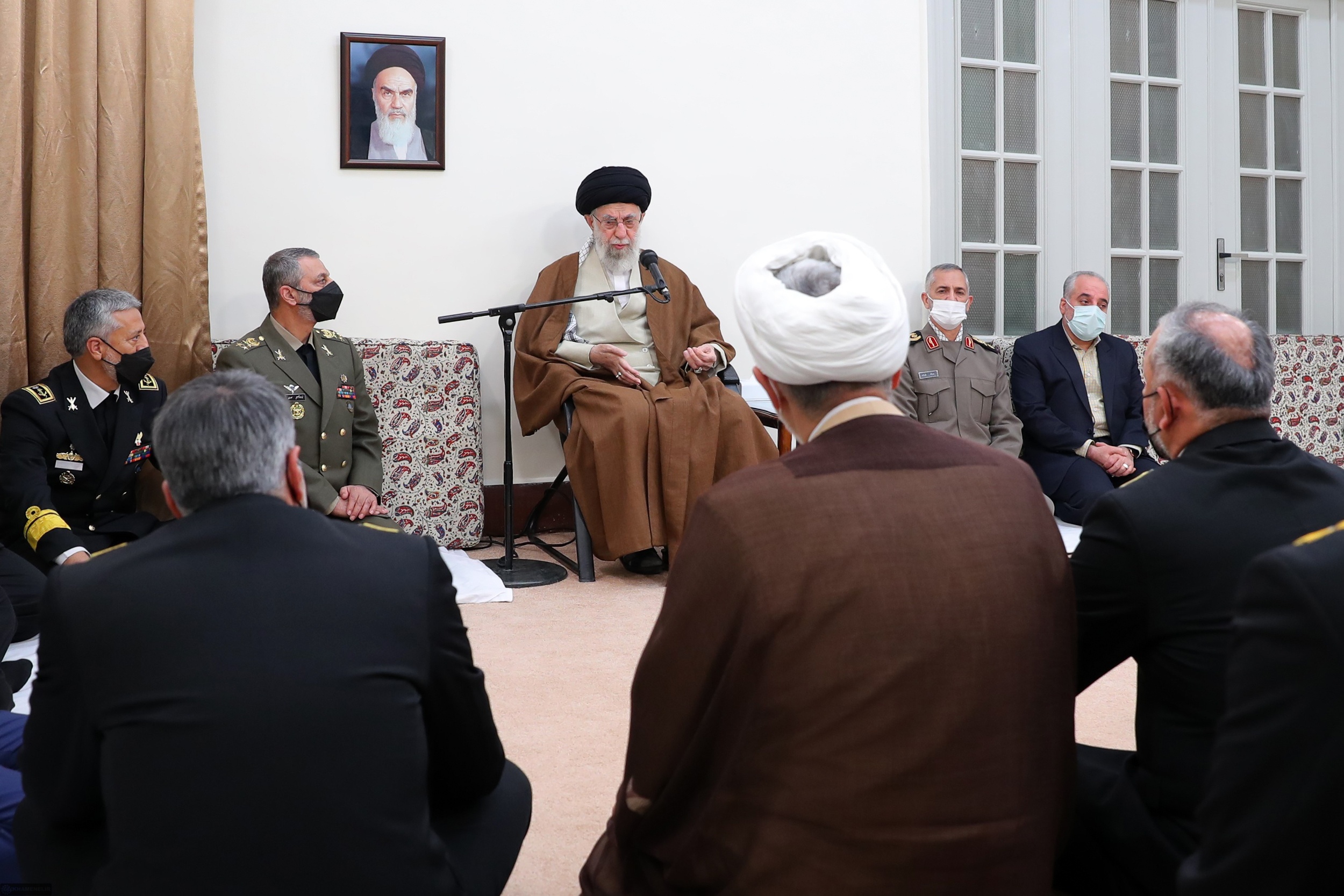 رهبر انقلاب در دیدار جمعی از فرماندهان نیروی دریایی ارتش: استفاده از ظرفیتهای دریا به فرهنگ عمومی در کشور تبدیل شود رهبر انقلاب در دیدار جمعی از فرماندهان نیروی دریایی ارتش: استفاده از ظرفیتهای دریا به فرهنگ عمومی در کشور تبدیل شود