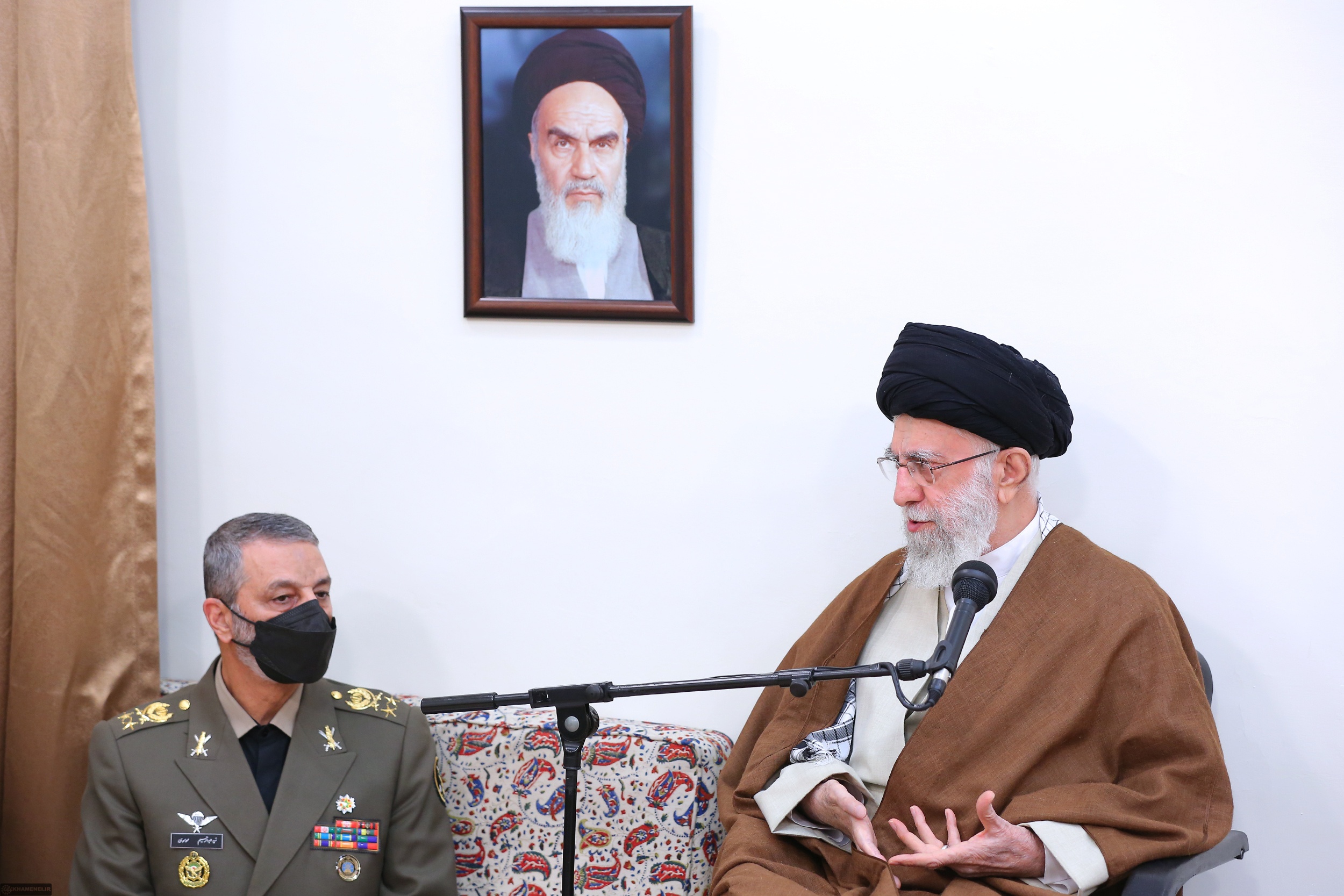 رهبر انقلاب در دیدار جمعی از فرماندهان نیروی دریایی ارتش: استفاده از ظرفیتهای دریا به فرهنگ عمومی در کشور تبدیل شود رهبر انقلاب در دیدار جمعی از فرماندهان نیروی دریایی ارتش: استفاده از ظرفیتهای دریا به فرهنگ عمومی در کشور تبدیل شود