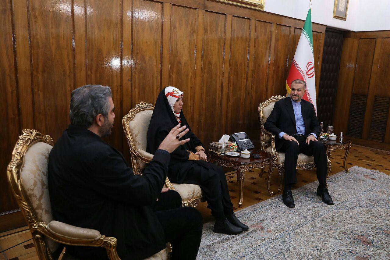 امیرعبداللهیان با آمنه سادات ذبیحپور و علی رضوانی خبرنگاران صداوسیما دیدار کرد+ جزئیات و عکس امیرعبداللهیان با آمنه سادات ذبیحپور و علی رضوانی خبرنگاران صداوسیما دیدار کرد+ جزئیات و عکس