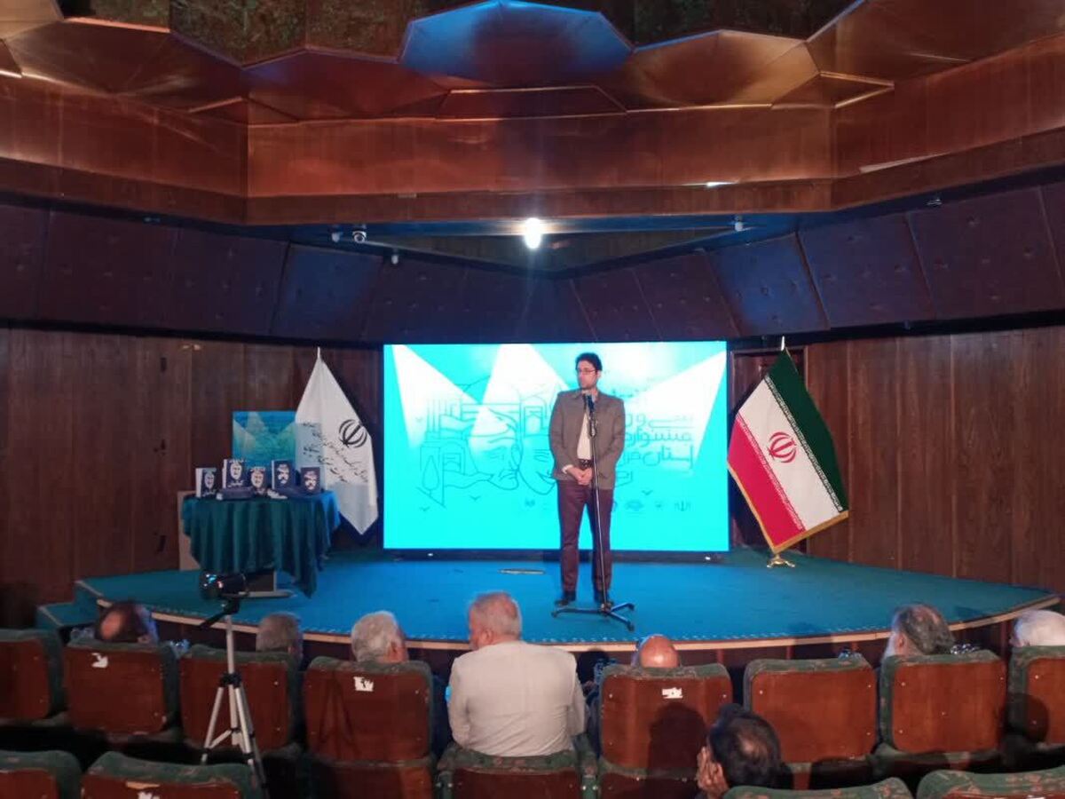 مراسم افتتاحیه سی و دومین جشنواره تئاتر استان خراسان رضوی با دبیری محمدجهانپا، در سالن تئاتر عروسکی پارک ملت برگزار شد.