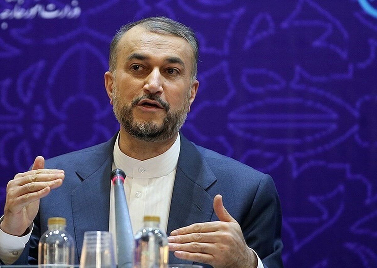 وزیر امور خارجه خطاب به ایرانیان گفت: همه شما را دعوت می‌کنم به اینکه پیشرفت، توان، دانش و سرمایه خود را در سرزمین مادری متمرکز کنید.