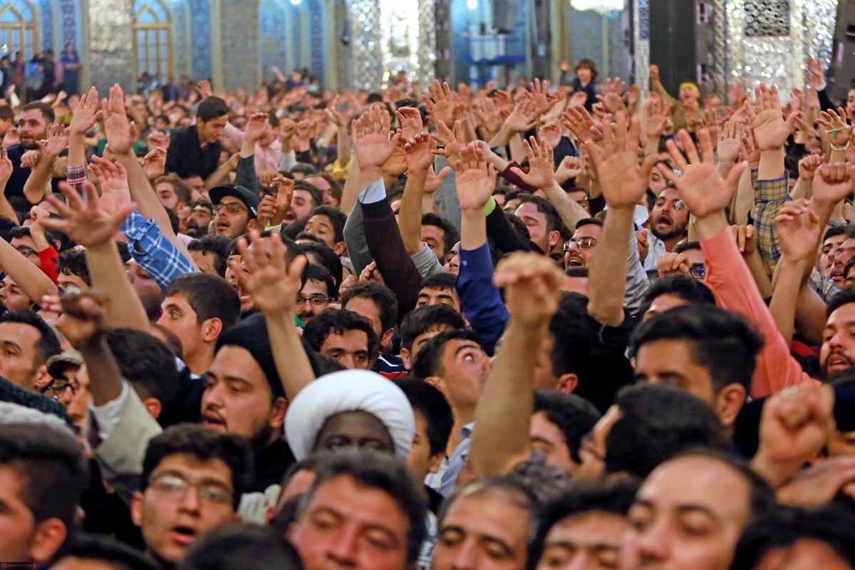 با نزدیک‌شدن به آغاز سخنرانی نوروزی مقام معظم رهبری، صحن‌ها و رواق‌های حرم رضوی مملو از زائران و مجاوران شده است.