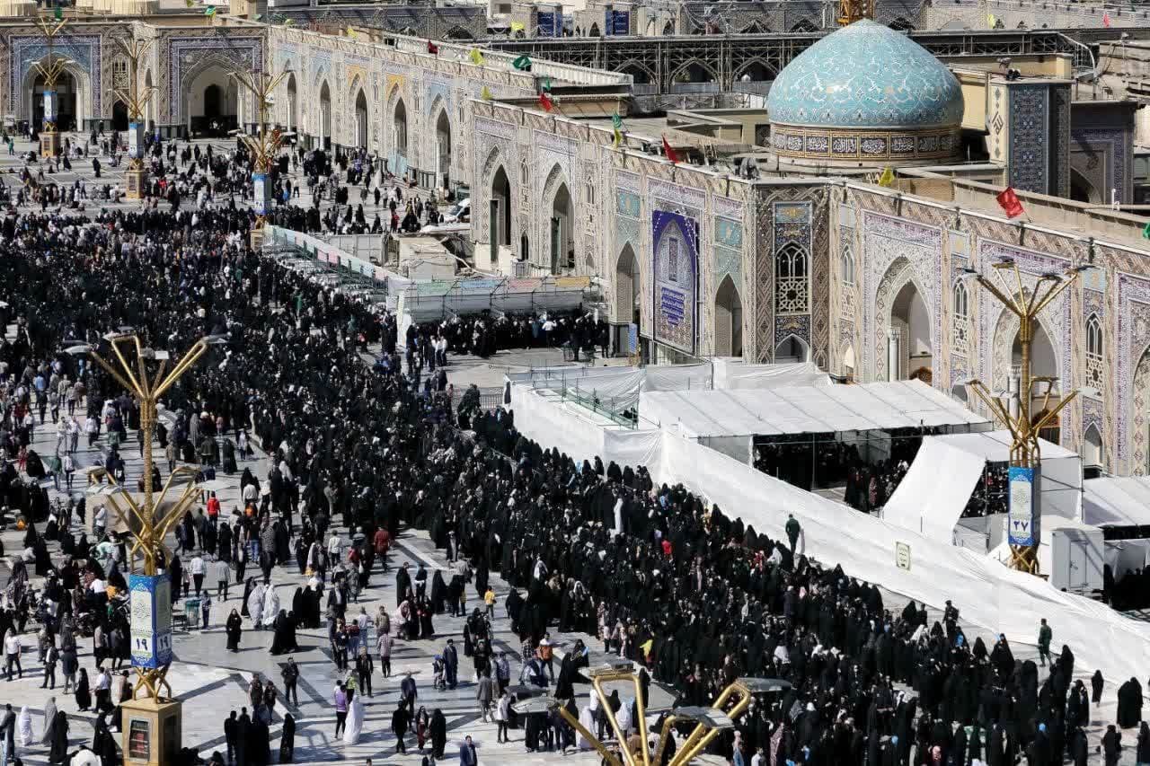 افزایش لحظه‌به‌لحظه جمعیت زائران حرم رضوی| صف‌های طولانی برای ورود به محل سخنرانی رهبر انقلاب+ عکس