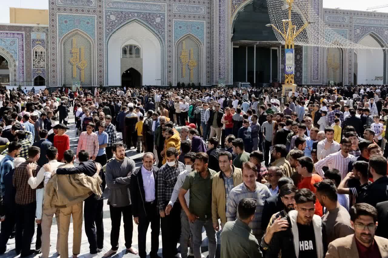 افزایش لحظه‌به‌لحظه جمعیت زائران حرم رضوی| صف‌های طولانی برای ورود به محل سخنرانی رهبر انقلاب+ عکس