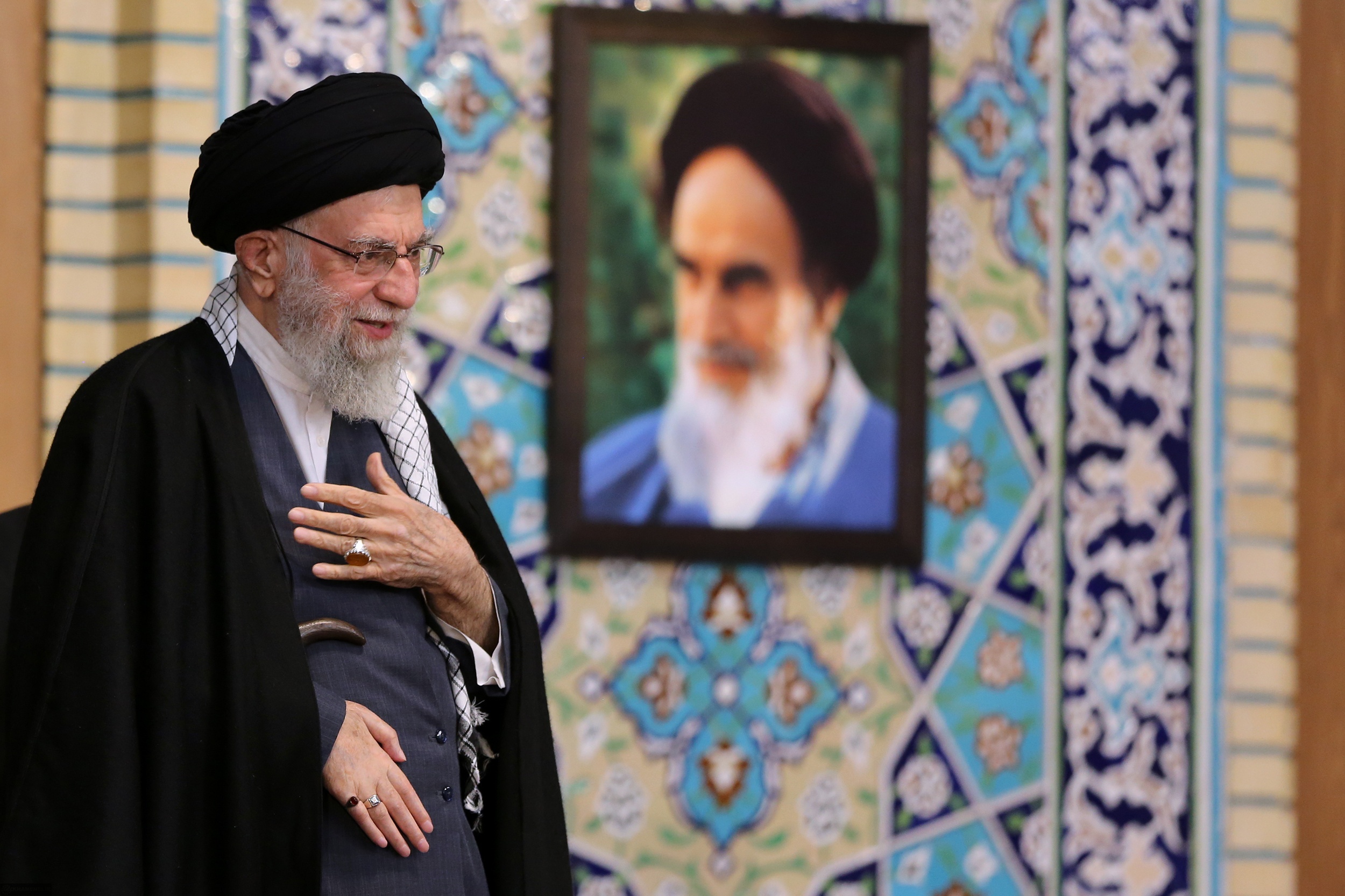 رهبر انقلاب در حرم رضوی: وابستگی به دلار یکی از مشکلات اقتصادی است| دشمنان با هویت جمهوری اسلامی مخالفند+ فیلم و عکس رهبر انقلاب در حرم رضوی: وابستگی به دلار یکی از مشکلات اقتصادی است| دشمنان با هویت جمهوری اسلامی مخالفند+ فیلم و عکس