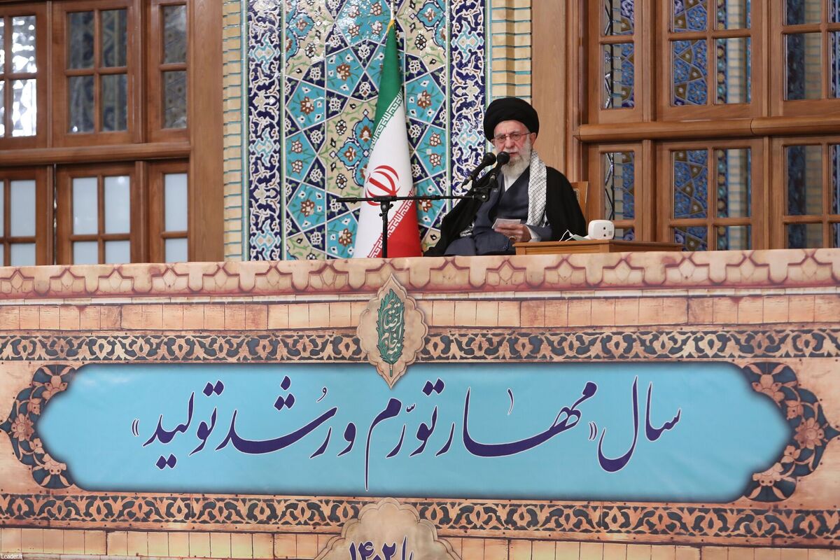 رهبر معظم انقلاب در اجتماع عظیم زائران و مجاوران حرم رضوی با تأکید بر ادامه حمایت نظام از جبهه مقاومت، ادعای دروغ مشارکت ایران در جنگ اوکراین را رد کردند و گفتند: ما حضور در جنگ اوکراین را قاطعاً و صریحاً رد می‌کنیم و ابداً چنین چیزی صحت ندارد.