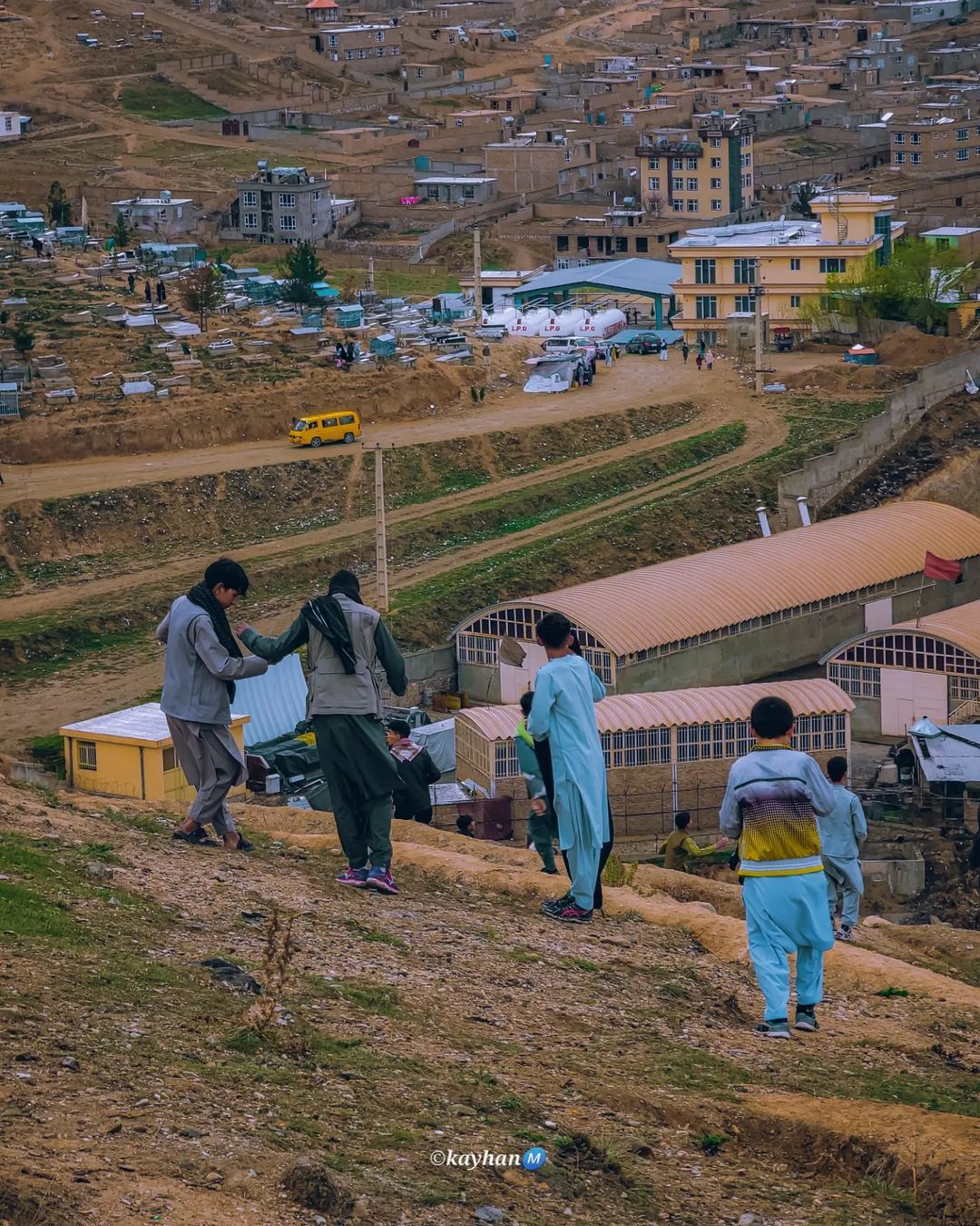 عکس‌هایی از بادبادک بازی در روزهای اول بهار در کابل