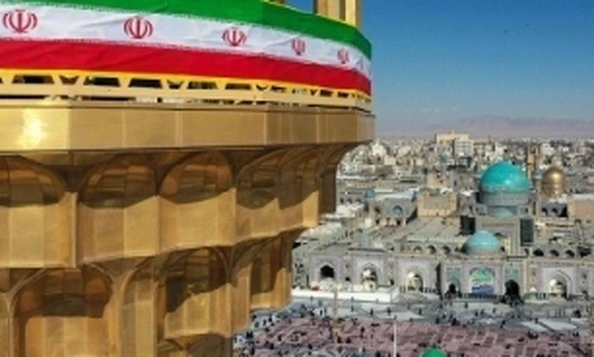 ویدئو| نصب پرچم جمهوری اسلامی ایران به مناسبت ۱۲ فروردین در حرم مطهر رضوی